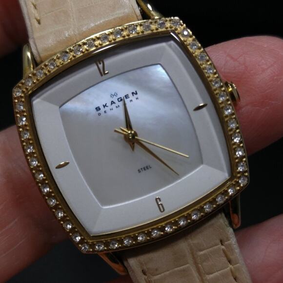 Skagen Denmark Ladies Watch, Tan Leather: New Battery, MOP Face, Stainless Steel - Picture 3 of 11